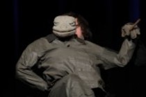 Deutscher Puppenspieler und Schauspieler Michael Hatzius gastiert mit seiner Echse bei der Eröffnungsshow "KÖLN LACHT!" im Rahmen des 21. Köln Comedy Festival im Gloria Theater Köln (© Thomas Brill)